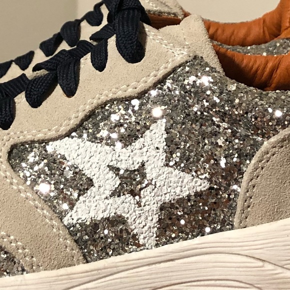 Steve Madden Suede Sneaker Size 6 - Picture 15 of 17